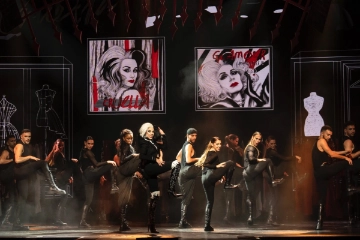 Mar&iacute;a Adamuz como Cruella y el cuerpo de baile de  101 D&aacute;lmatas The Show .