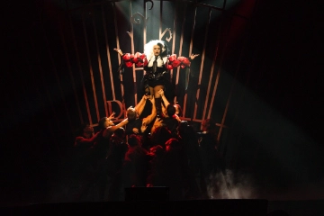 Mar&iacute;a Adamuz en el papel de Cruella con el cuerpo de baile en&nbsp; 101 D&aacute;lmatas The Show .