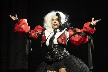 Mar&iacute;a Adamuz como Cruella en  101 D&aacute;lmatas The Show .