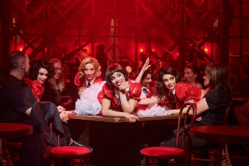 Bailarines con Amanda Dig&oacute;n como Sally Bowles en  Cabaret El Musical .