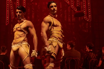 Bailarines de  Cabaret El Musical en el Kit Kat Klub .