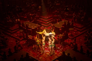 Abril Zamora como Maestro de Ceremonias (EMCEE) con bailarines en  Cabaret El Musical .