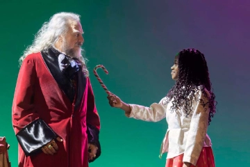 Kayla Matondo como Tim y Antonio Albella como Scrooge en  Cuento de Navidad .