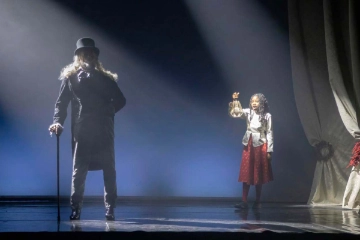 Antonio Albella como Scrooge y Kayla Matondo como Tim en  Cuento de Navidad .