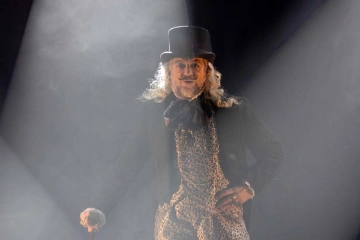 Antonio Albella en el papel de Scrooge en  Cuento de Navidad .