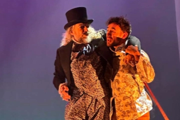 Antonio Albella en el papel de Scrooge y Mario Patr&oacute;n en&nbsp; Cuento de Navidad .