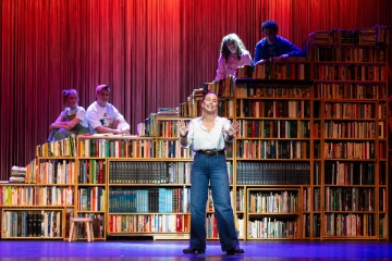 Beth como narradora y profesora con el elenco en&nbsp; El Hilo Invisible El Musical .