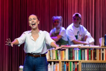 Beth como narradora y profesora en&nbsp; El Hilo Invisible El Musical .