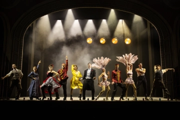 Pablo Puyol como Houdini y cuerpo de baile en&nbsp; Houdini Un Musical M&aacute;gico .