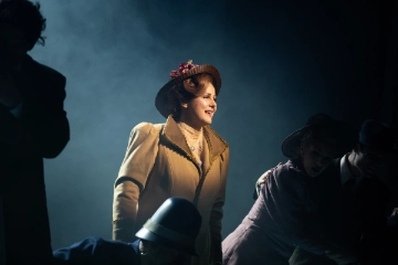 Julia M&ouml;ller como Bess Houdini en  Houdini Un Musical M&aacute;gico .