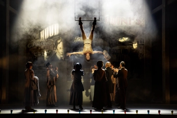 Truco de magia por Pablo Puyol como Houdini y el cuerpo de baile en  Houdini Un Musical M&aacute;gico .&nbsp;