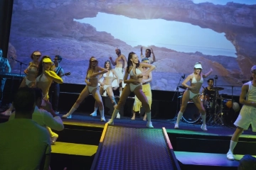 Elenco y cuerpo de baile de  Ibiza Paradise .