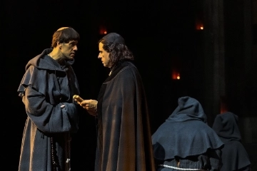 Abel Garc&iacute;a como Waleran Bigod y Gustavo Rodr&iacute;guez como Philip en  Los Pilares de la Tierra, El Musical .