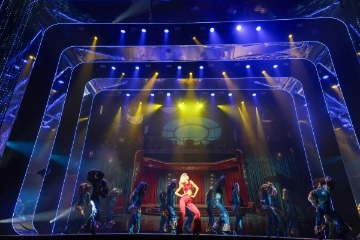 Lorena Santiago como Raffaella Carr&aacute; y el cuerpo de baile en  Raffaella El Musical .