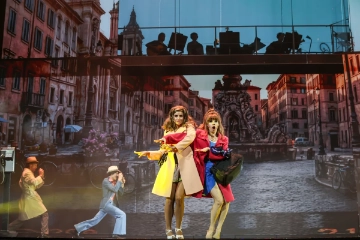 Lorena Santiago como Raffaella Carr&aacute; y Luana Carrera como Nadia en  Raffaella El Musical .