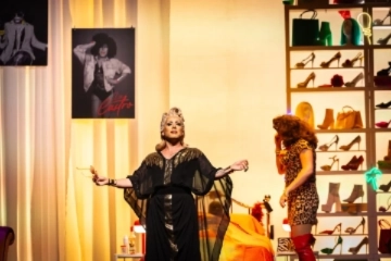 Hornella G&oacute;ngora en el papel de Alexis Divine en  Los Tacones de Pap&aacute; .