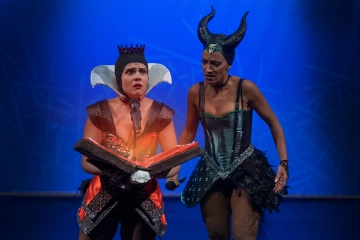 Carmen Calle como la Reina Grimelda y Kery Sankoh como Mal&eacute;fica en  Villanas .