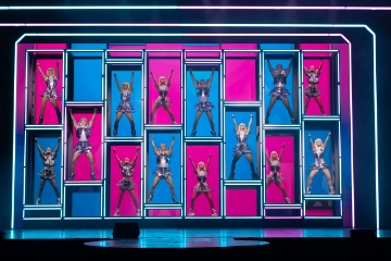 El cuerpo de baile en el papel de Chicas Gaga en  We Will Rock You .