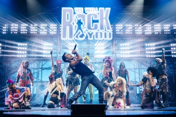 Fran Moreno como Galileo y el cuerpo de baile en  We Will Rock You .