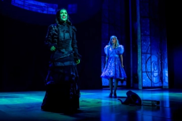 Elphaba y Glinda en el escenario del Nuevo Teatro Alcal&aacute;.